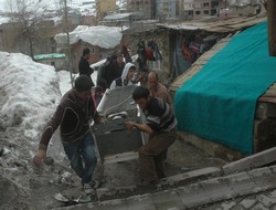 Evleri çöken aile Hataya'a göç etti