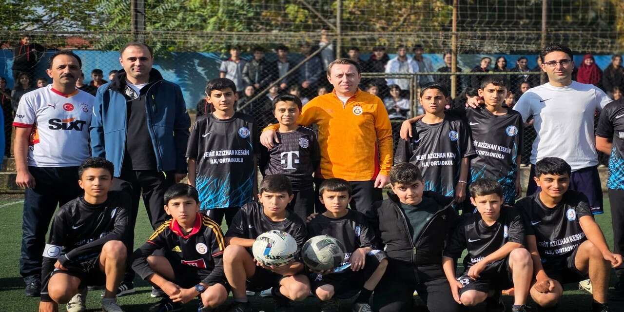 Kaymakam Hülür öğrencilerle futbol oynadı
