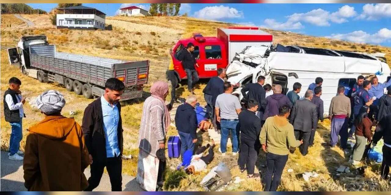 Hakkari-Van karayolunda Trafik kazası 1 ölü, 10 yaralı