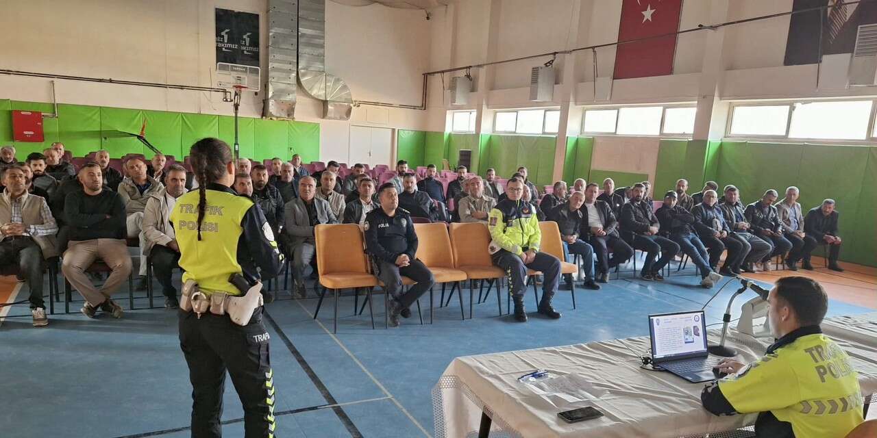 Yüksekova’da okul servis şoförlerine trafik eğitimi verildi