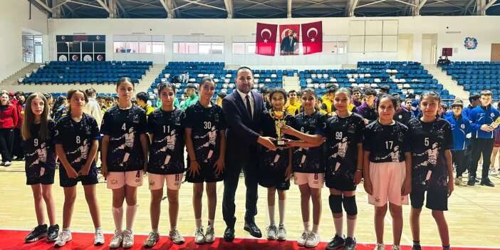 Genç sporcular hentbol sahasında yeteneklerini sergiledi