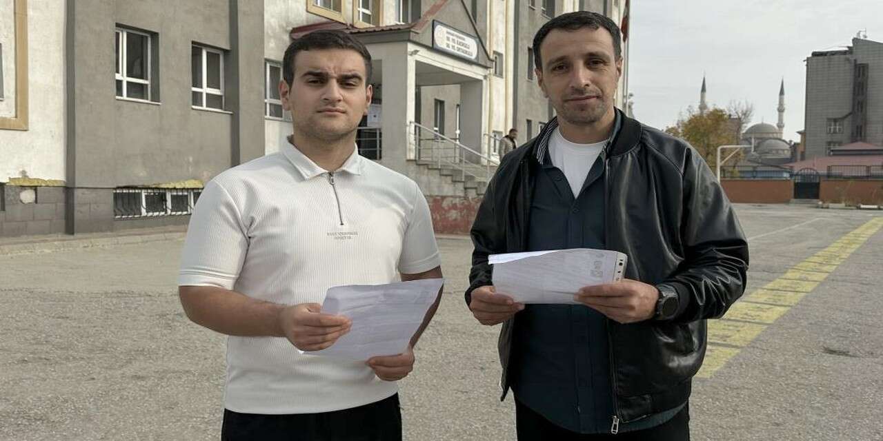 Hakkari’de baba-oğul birlikte KPSS heyecanı yaşadı