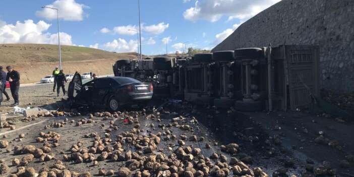 Hamur'da tır ve otomobilin çarpıştı feci kazada 4 kişi öldü
