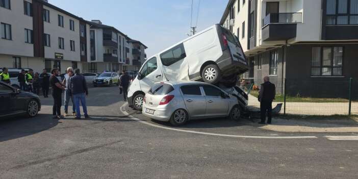 Minibüs Park halindeki otomobilin üzerine çıktı: 3 yaralı