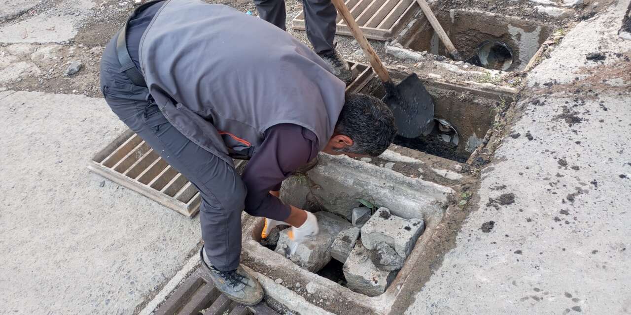 Hakkari’de mazgallar yağışlara karşı temizleniyor