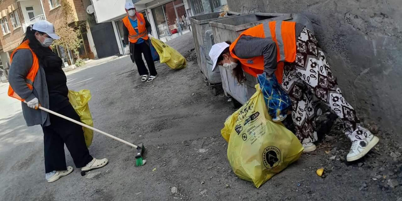 Hakkari’de çevre temizliği çalışmaları sürüyor