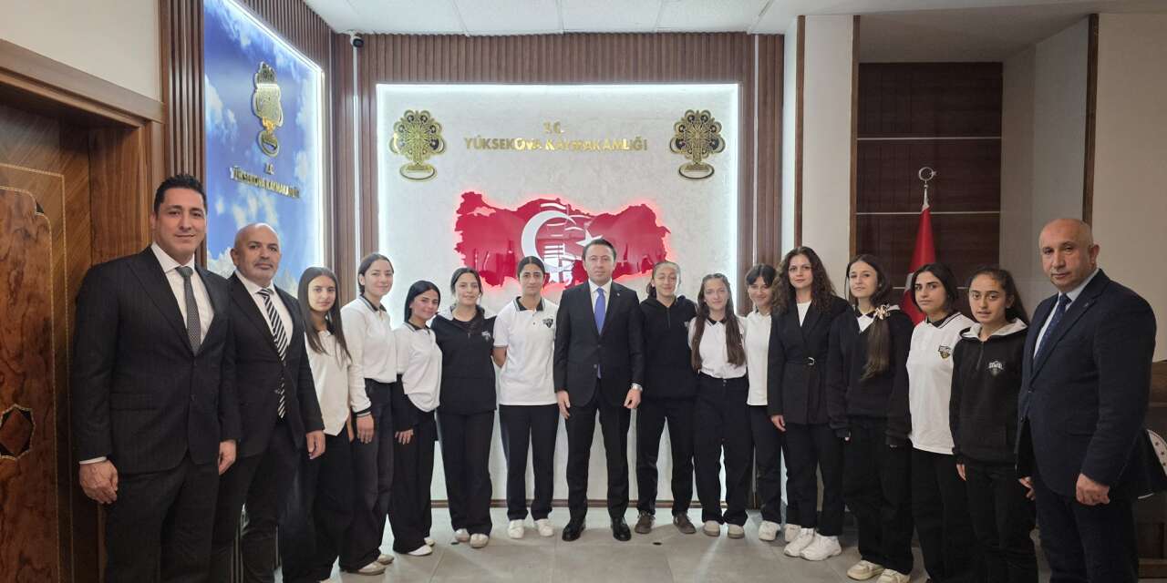 Yüksekova’nın şampiyon kızları Kaymakam Hülür’ü ziyaret etti