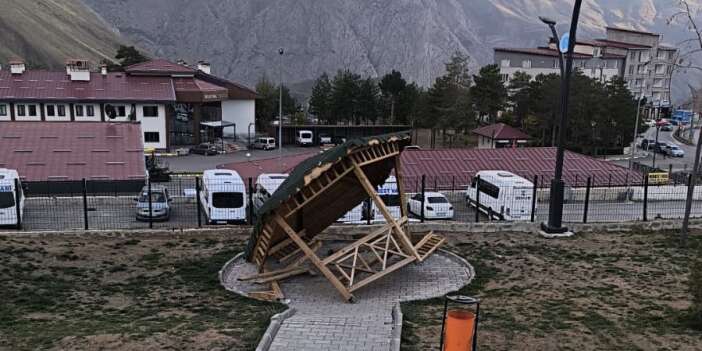 Hakkari’de yeni yapılan kamelyaya zarar verdiler