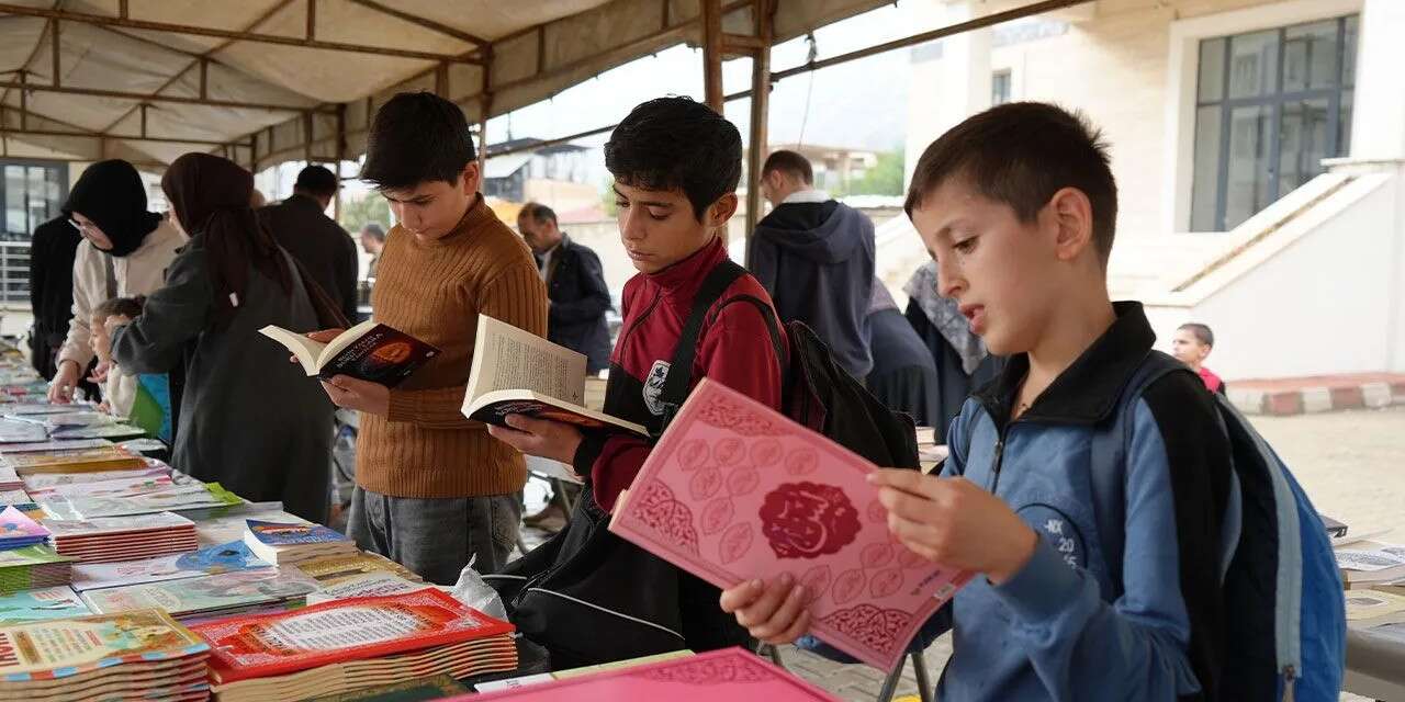 Derecik’te 2 bin 500’ü aşkın kitap okurlarla buluştu