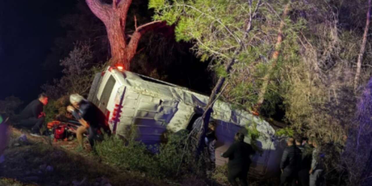 Dağcıları taşıyan minibüs şarampole devrildi: 15 yaralı
