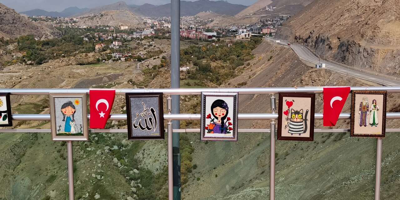 Hakkâri Seyir Tepesi'nde anlamlı sergi