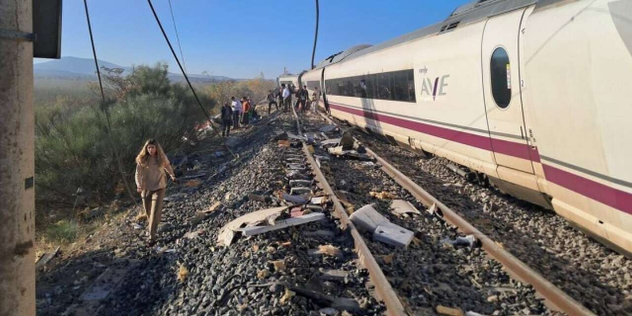 İki yolcu tren çarpıştı:Vagon yamaca yuvarlandı 10 ölü çok sayıda yaralı var