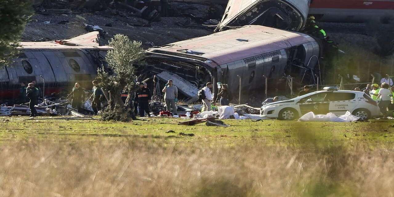 İki yolcu tren çarpıştı:Vagon yamaca yuvarlandı 46  ölü çok sayıda yaralı var