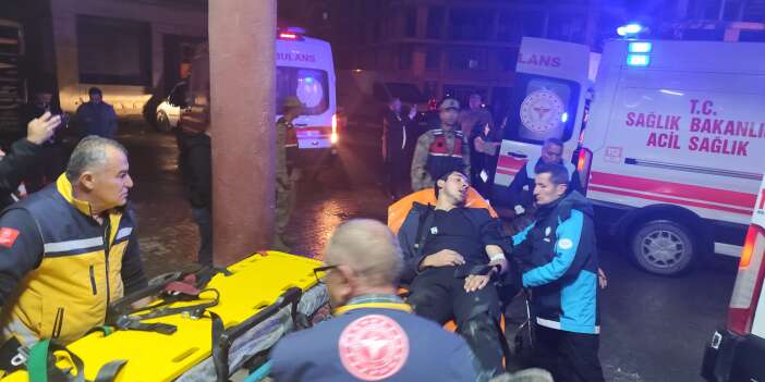 Hakkari' de Afgan mültecileri taşıyan minibüs kaza yaptı