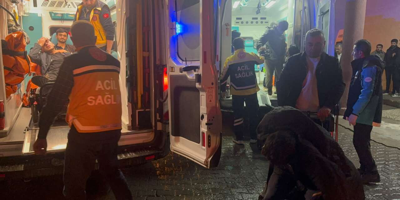 Hakkâri’de Afgan göçmenleri taşıyan minibüs dereye uçtu: 20 yaralı