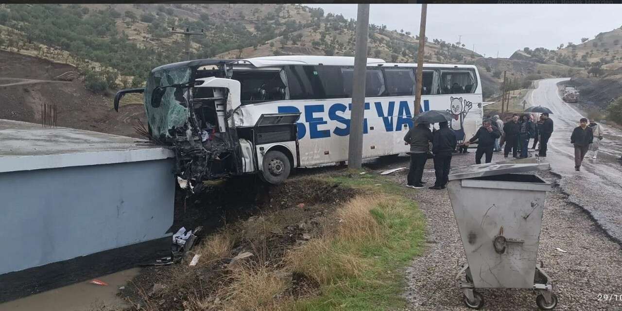 Hakkari-Şırnak karayolunda otobüs tırla çarpıştı: 1 ölü, 14 yaralı