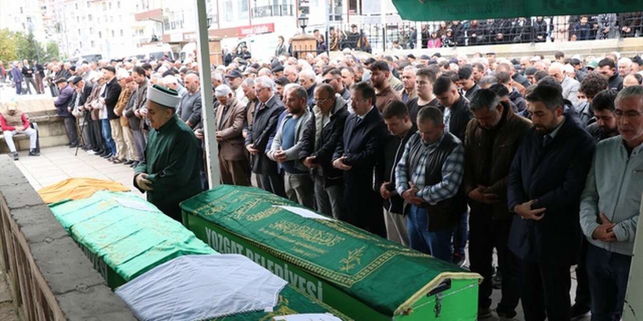Gözyaşları sel oldu! 3 cenaze yan yana