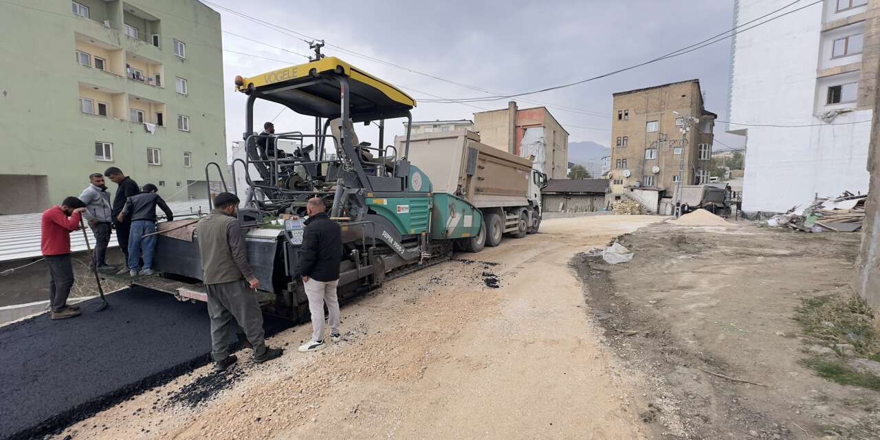 Yüksekova'da asfalt çalışmaları devam ediyor