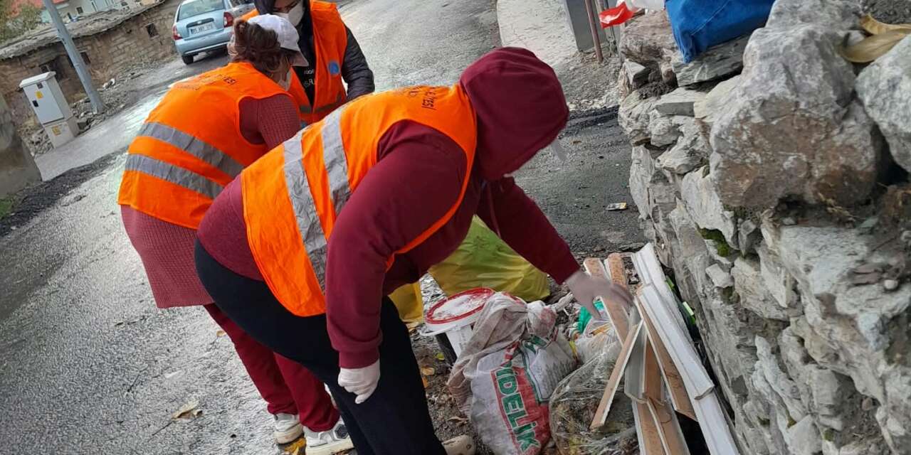 Hakkâri’de yağmura rağmen temizlik mesaisi