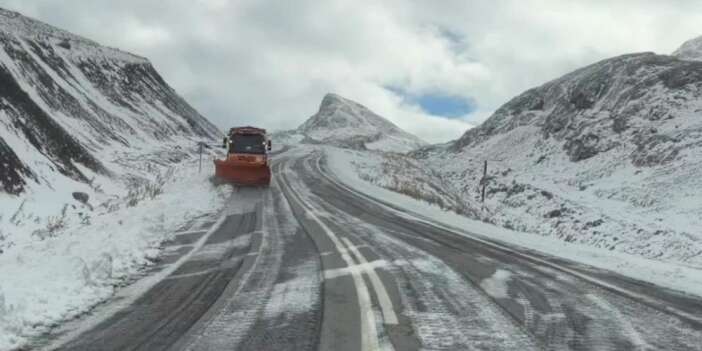 Karabet Geçidi'ne mevsimin ilk karı düştü