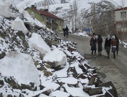 Mezarlığın ihata duvarı çöktü