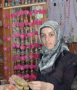 KIZ KARDEŞLER SÜS DÜKKANI AÇTI