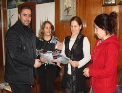 Kesk kadınlara gül dağıttı