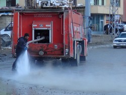 Caddeler tazyikli suyla yıkandı