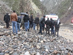 Çukurca kara yolunda heyelan