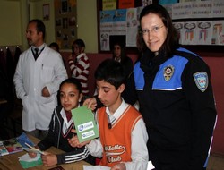 Kardeş okulun kitapları Hakkari'ye ulaştı