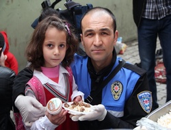 Hakkari polisi kavurma dağıttı
