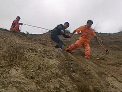 Dağda mahsur kalan çocuklar kurtarıldı
