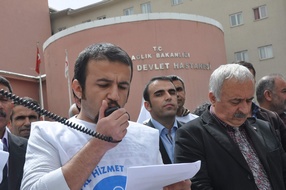 Hakkari'de sağlıkçılar bir günlük grevde