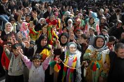 BDP/DEN ROJ TV'NİN KAPATILMASINA TEPKİ