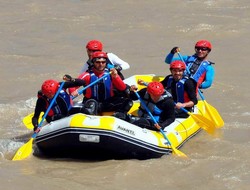 Zap suyu üzerinde rafting heyacanı