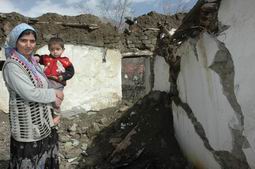 HAKKARİ DEKİ KERPİÇ EVLER ÇÖKÜYOR