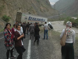 Tır elektrik direğine çarptı