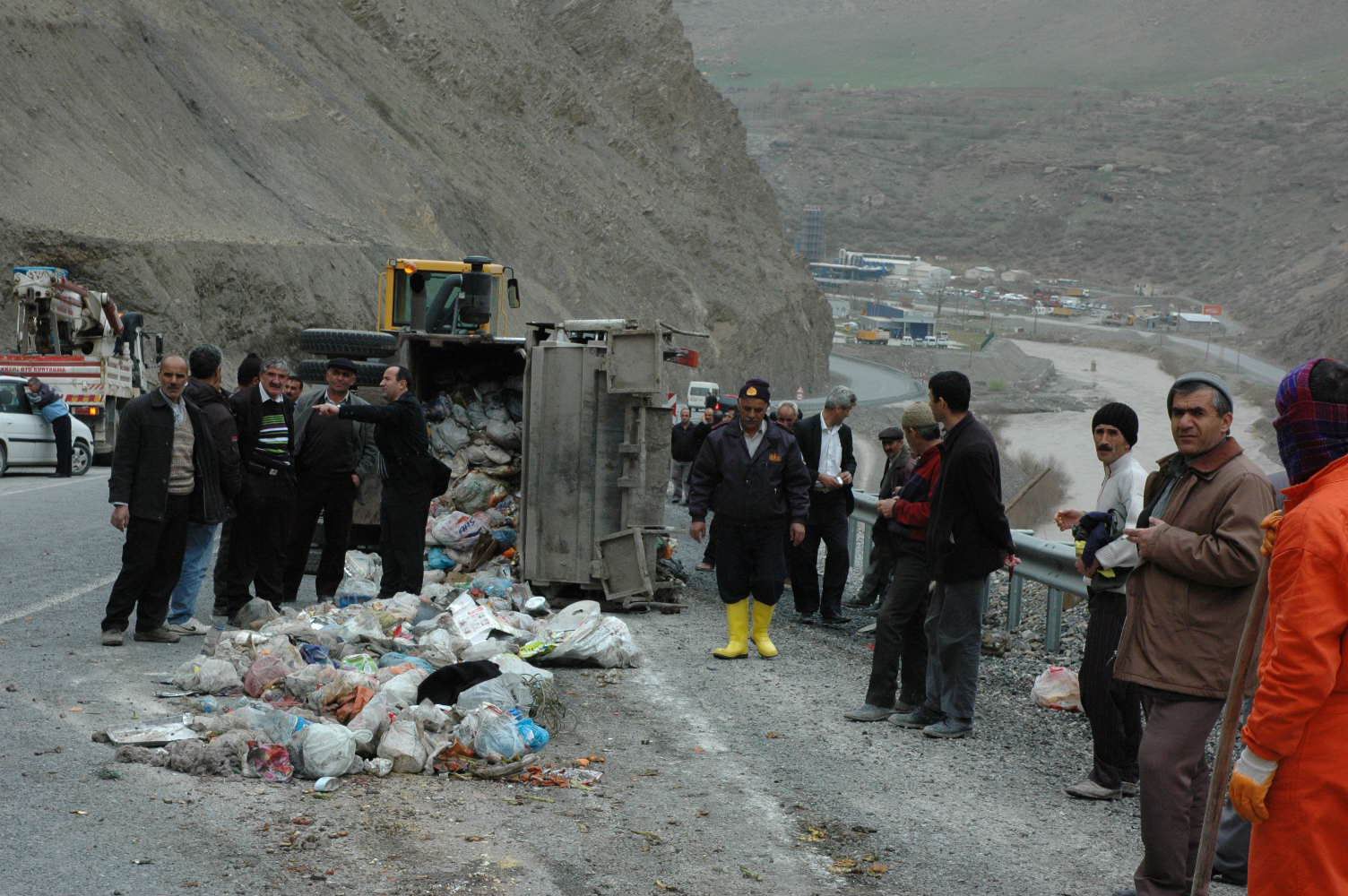 BELEDİYE ÇÖP ARACI DEVRİLDİ 3 YARALI