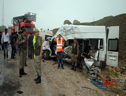 Trafik kazası 1 ölü 15 yaralı