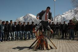 ÜNİVERSİTE`DEN NEVRUZ ŞENLİĞİ...?