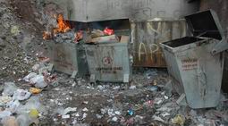 ÇÖP KONTEYNIRLARI ATEŞE VERİLİYOR