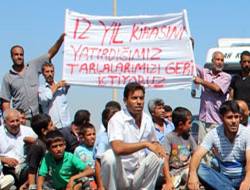 500 kişilik grup yolu trafiğe kapattı