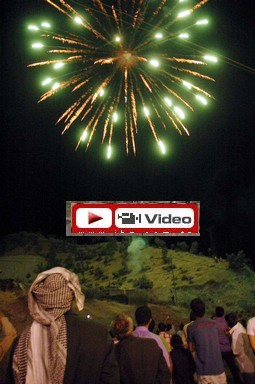 EŞ ZAMANLI HAVAİ FİŞEK GÖSTERİSİ