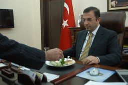 VALİ TÜRKER`E UÇKUN KEKİ İKRAM EDİLDİ