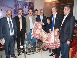 Hakkari HGC İnanır'a kilim hediye etti