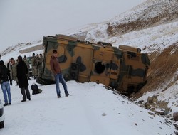 Askeri araç kaza yaptı: 2 yaralı!