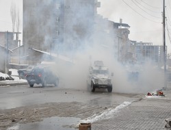 Yüksekova'da gözaltı gerginliği