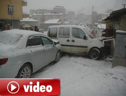 Hakkari'de yollar buz pistine döndü