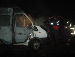 Hakkari'de 1 minibüs kundaklandı