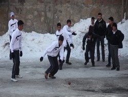 Hakkarili öğrenciler "Holane" oynuyor,,